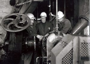 Ragnar Malmström, Erik Sjöholm och Harry Fogelström diskuterar vid en sligpump i Sovringsverket vid Ranstadsverket.